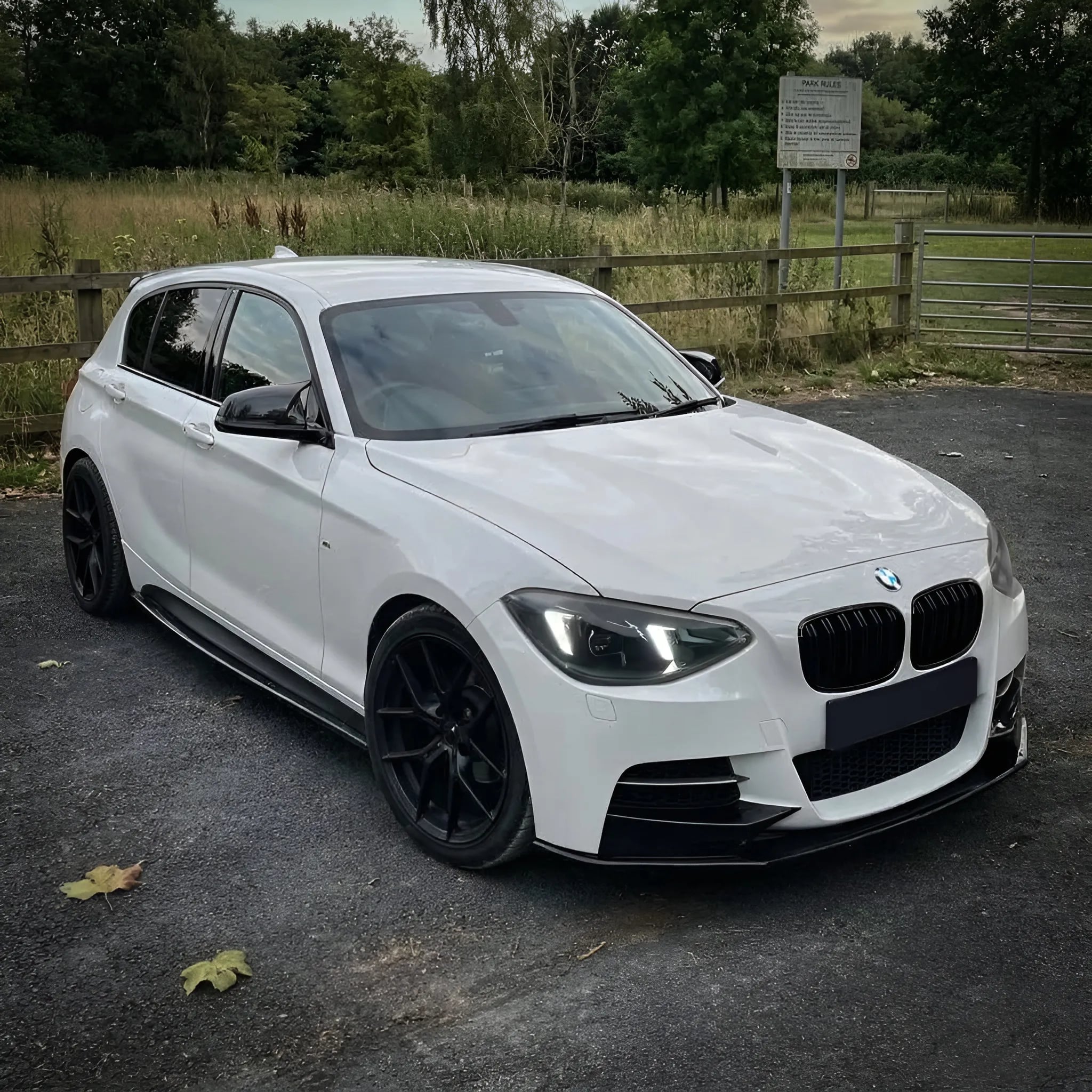 BMW 1er (F20/F21) Arrow-DRL LED-Scheinwerfer — Umschaltbares weißes/gelbes Tagfahrlicht — Pre-LCI 2011–2015 thumbnail 3