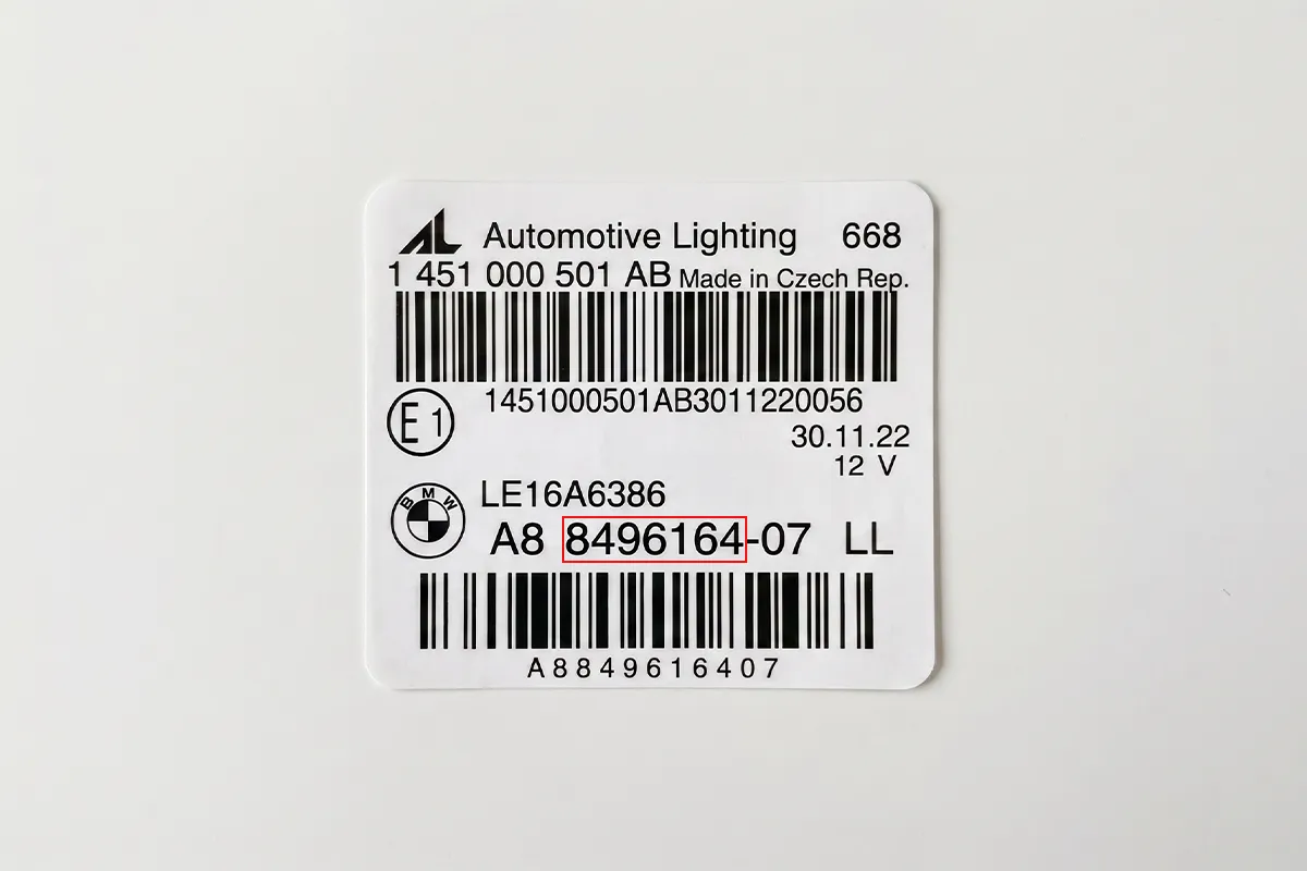 Etiqueta de fábrica en la carcasa de un faro BMW con la referencia utilizada para identificar la variante exacta