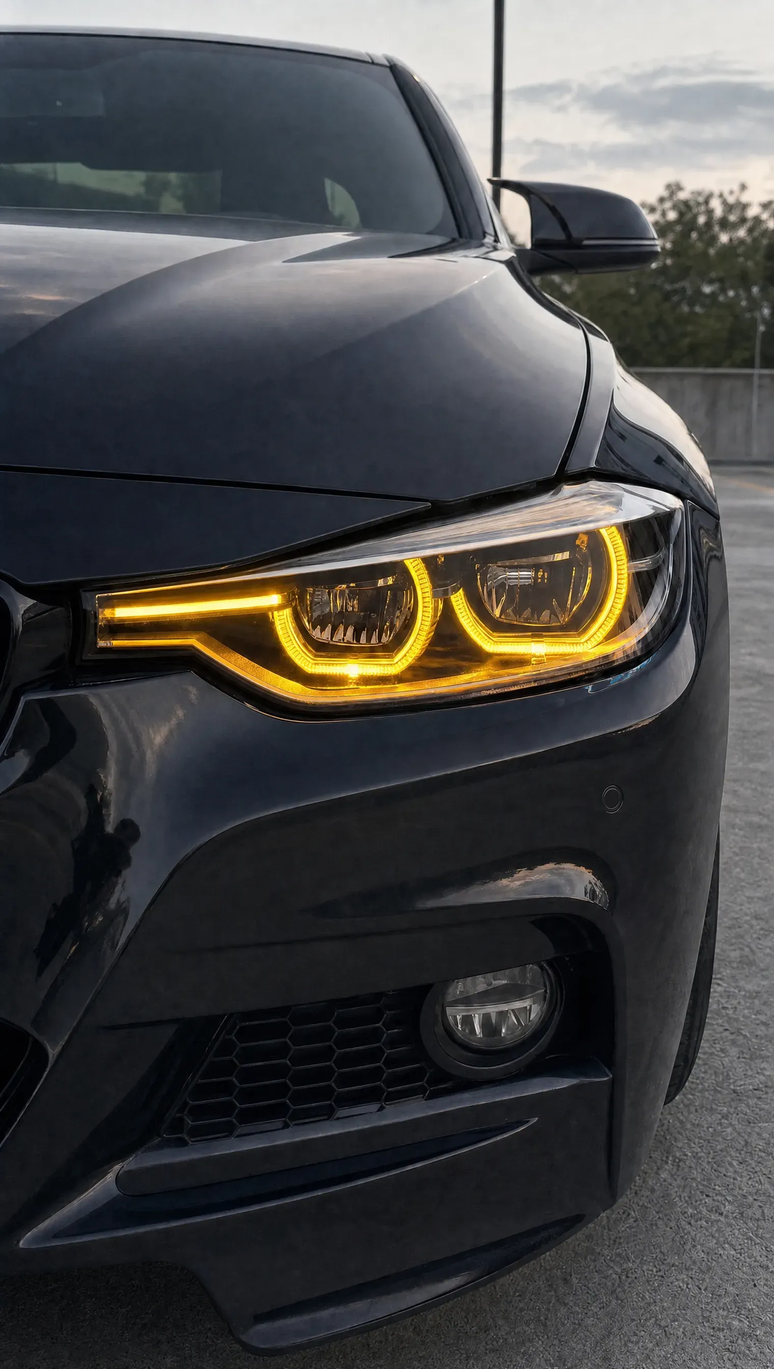 BMW F30 CSL Icon-Style-Scheinwerfer in Nahaufnahme im Amber-DRL-Modus