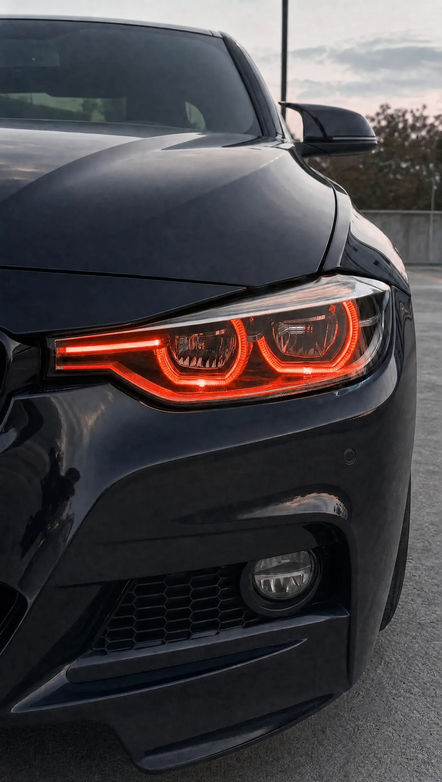 BMW F30 CSL Icon-Style-Scheinwerfer in Nahaufnahme im roten DRL-Modus
