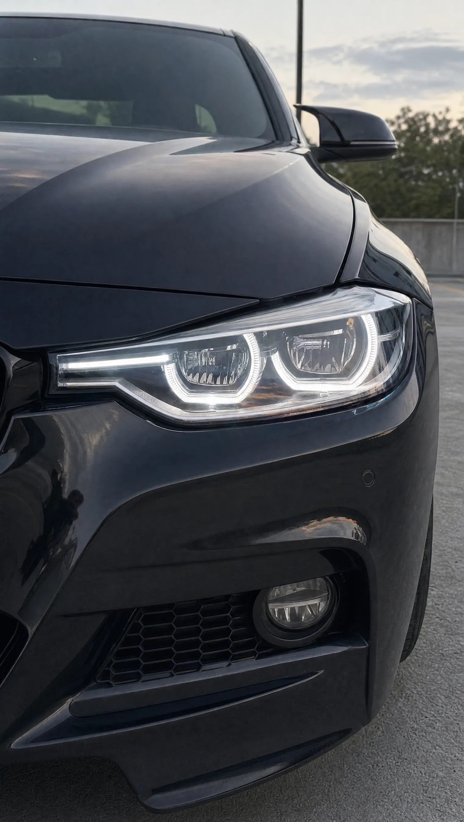 BMW F30 CSL Icon-Style-Scheinwerfer in Nahaufnahme im weißen DRL-Modus