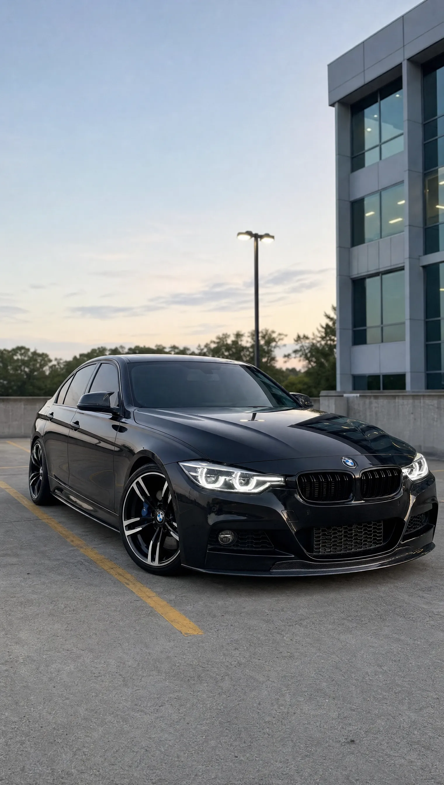 Derselbe schwarze BMW F30 mit CSL Icon-Style LED-Scheinwerfern im weißen DRL-Modus – derselbe Parkplatz, derselbe Abend