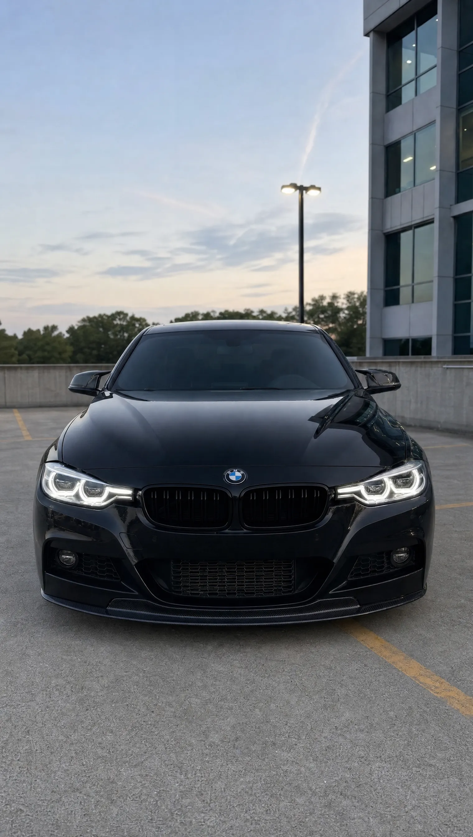 Schwarzer BMW F30 mit CSL Icon-Style-Scheinwerfern und weißem DRL – direkte Frontansicht
