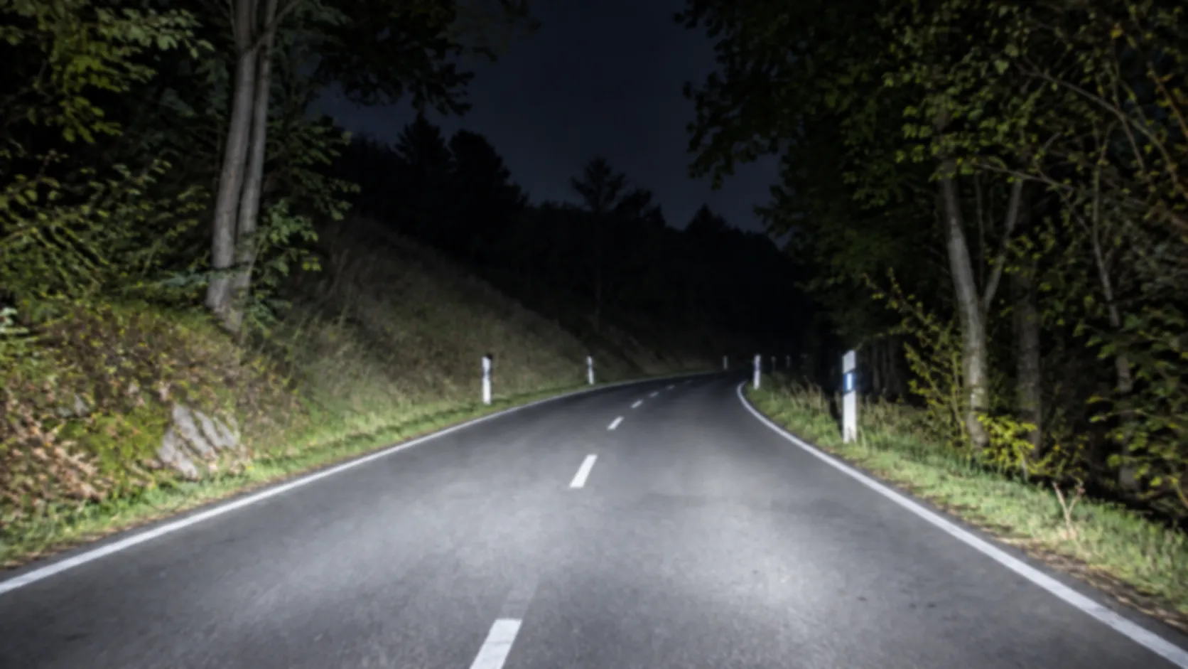 BMW F30 CSL Icon-Style Bi-LED-Abblendlicht auf derselben unbeleuchteten Straße – breiter weißer Lichtkegel mit scharfer Hell-Dunkel-Grenze