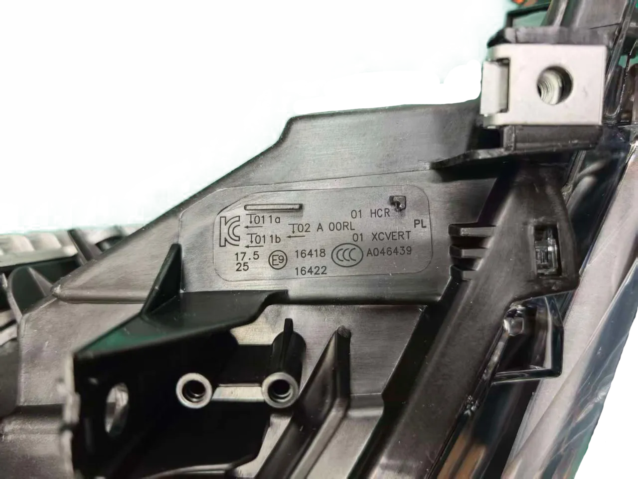 E-mark y códigos de función en la lente del faro – primer plano anotado