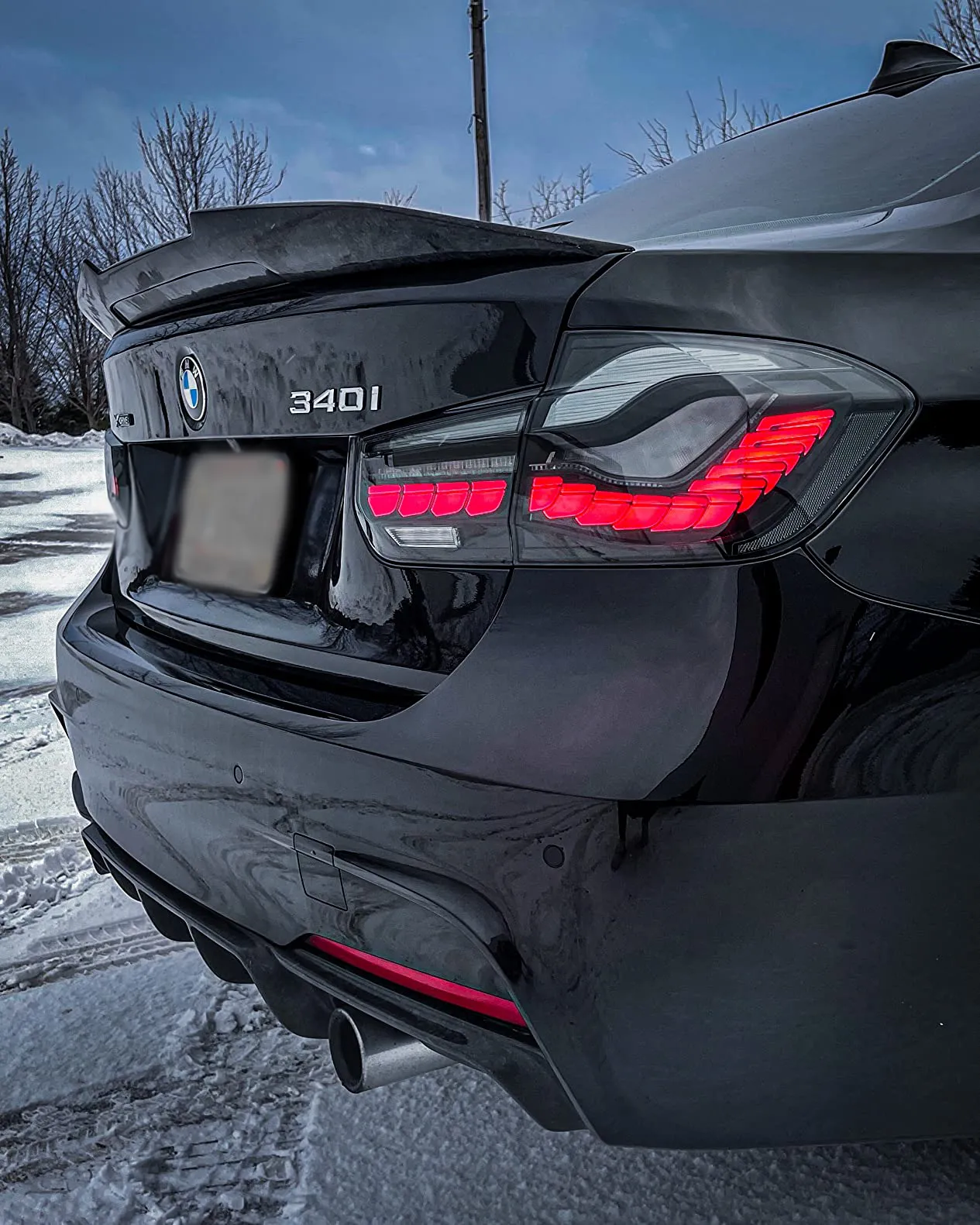 BMW F30 con fanali posteriori stile OLED VLAND al crepuscolo