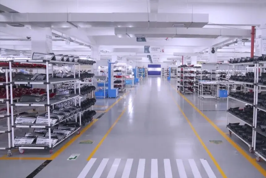 Pallet di scatole di fari in un magazzino europeo pronti alla spedizione