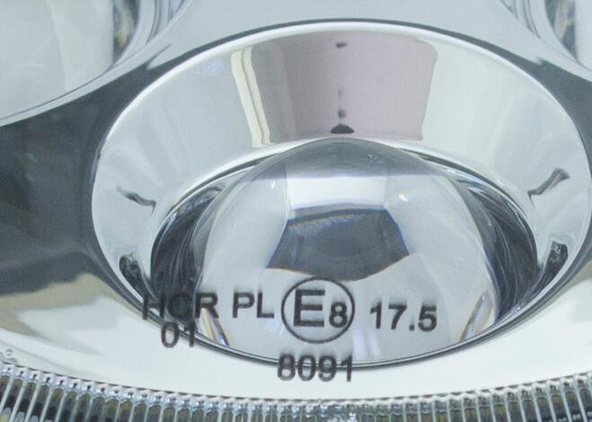 Zbliżenie znaku E na soczewce reflektora