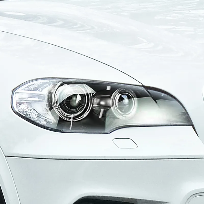 Werksseitiger Bi-Xenon-Scheinwerfer des BMW X5 E70 mit Projektionslinsen