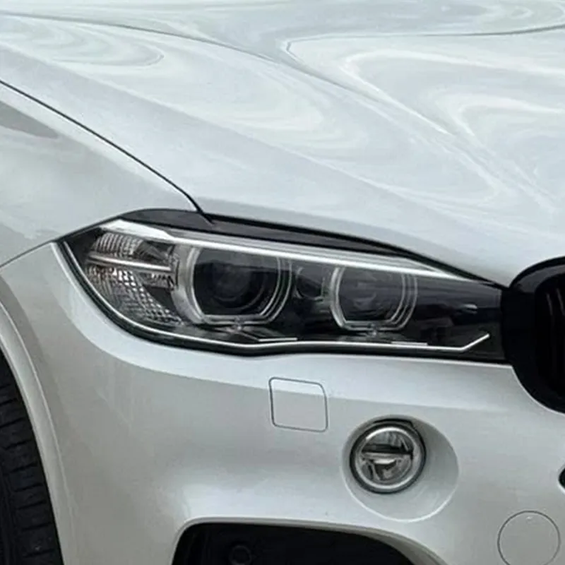 Werkseitiger BMW X5 F15-Bi-Xenonscheinwerfer mit runden LED-Corona-Ringen und Projektionslinsen