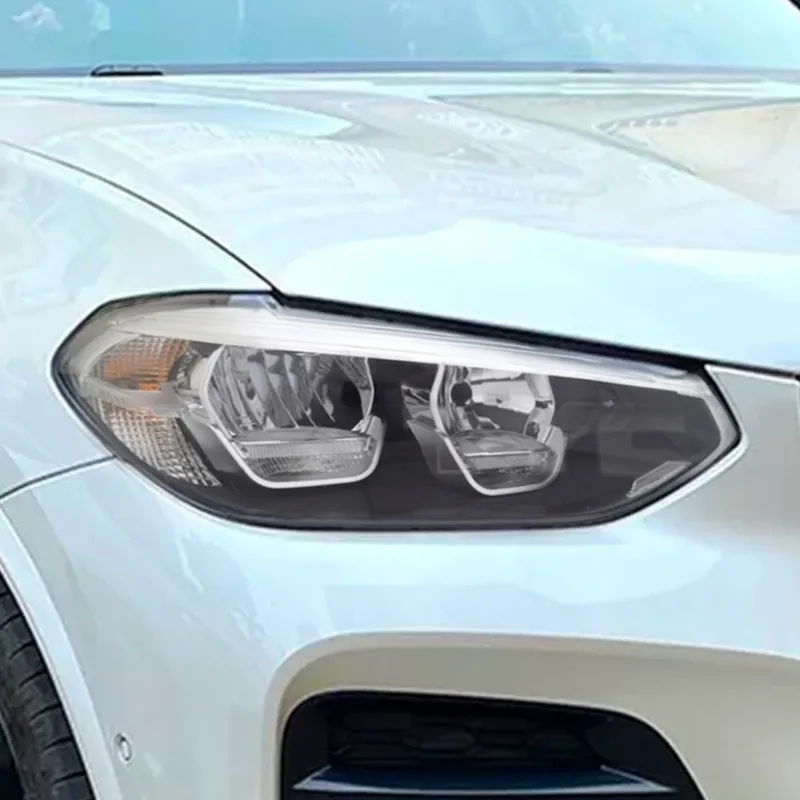 Phare LED standard d'origine du BMW X3 G01 avec feux de croisement à réflecteurs, souvent pris pour un phare halogène