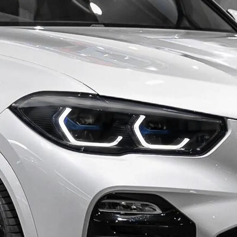 Werkseitiger Laserlight-Scheinwerfer des BMW X5 G05 Pre-LCI mit blauen Akzenten und BMW-Laser-Schriftzug