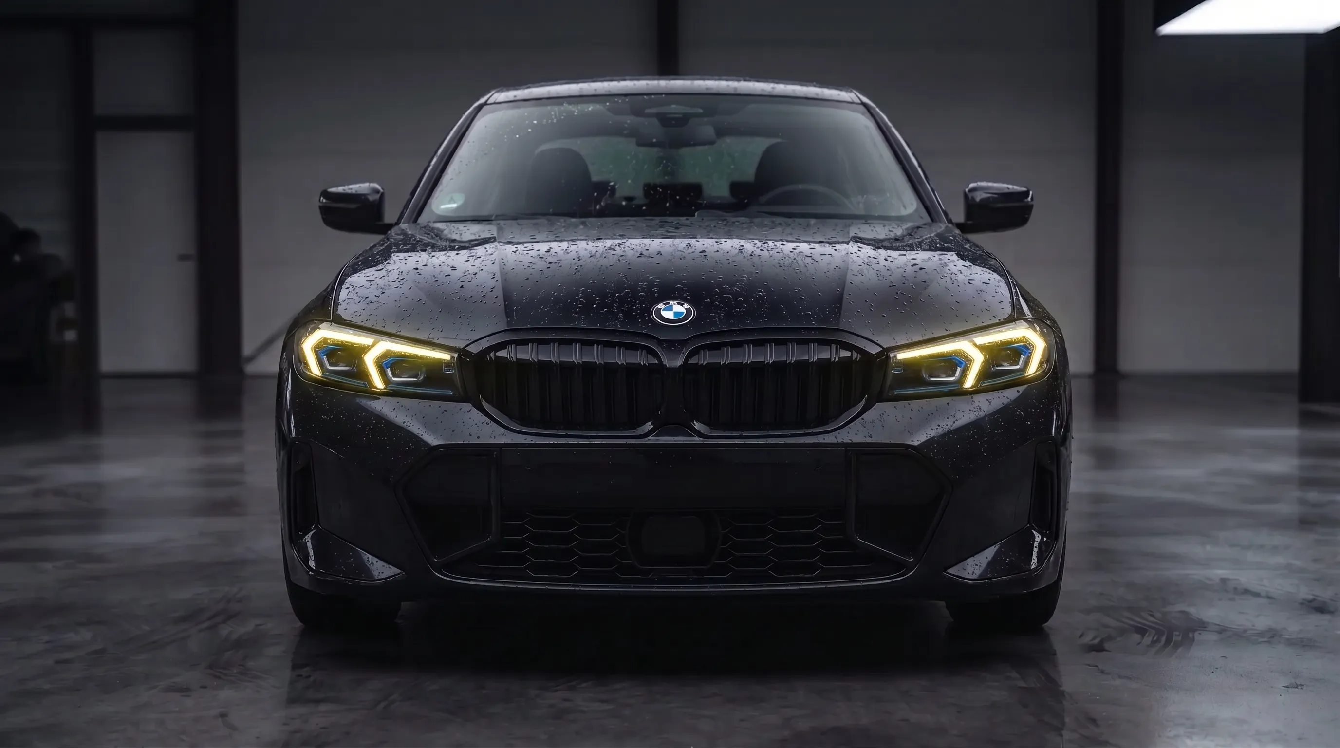 Feux de jour jaunes sur une BMW G20 équipée de phares style LCI avec inserts bleus