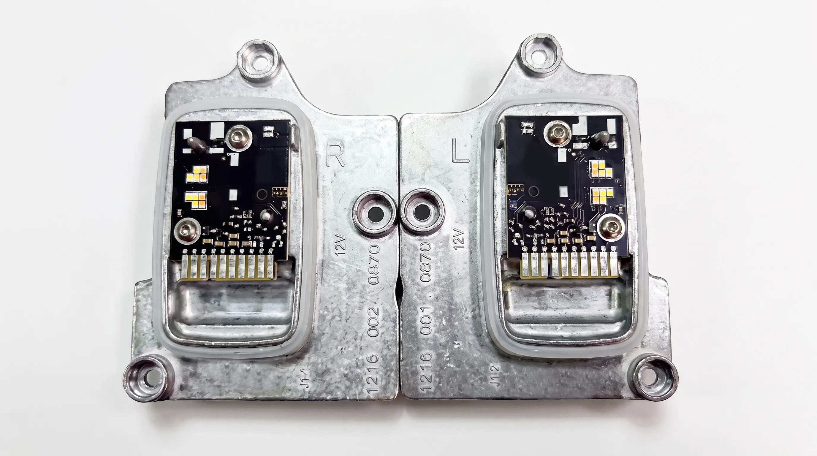 Pārslēdzams baltas/dzeltenas gaismas LED DRL moduļu komplekts BMW 2. sērijas G42 un G87 M2 — kreisais un labais